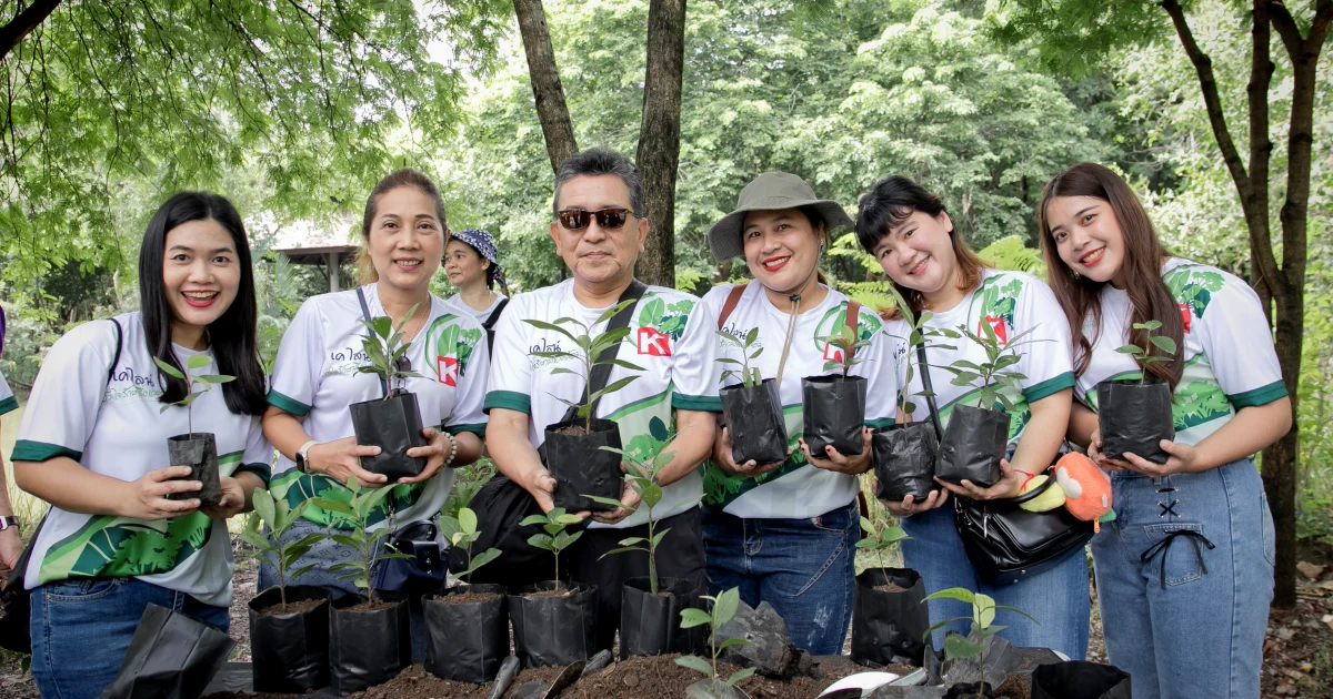 ผู้บริหารร่วมกิจกรรมปลูกกล้าไม้