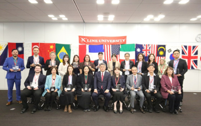 Souvenir photo after the closing ceremony